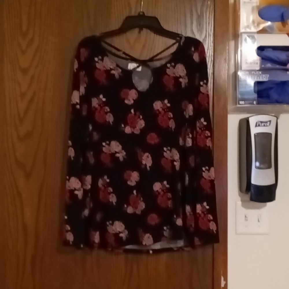 Black floral top w/roses